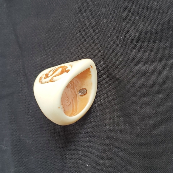 Vintage Chanel acrylic set with ring and bangle. - Picture 6 of 10